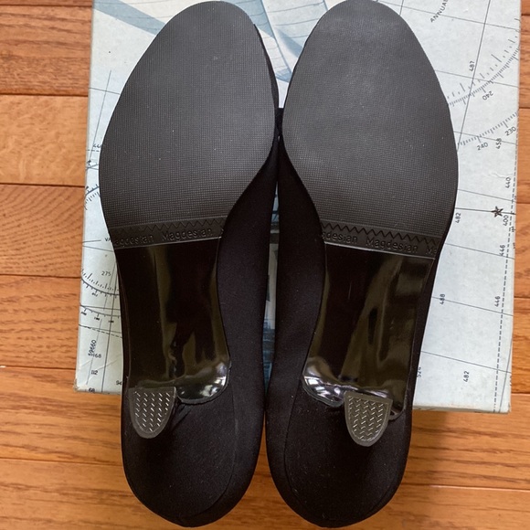 Magdesians black pump (never worn)